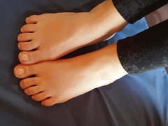 Wife left me cum on her natural feet