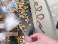 Me urinate in public places when people walk not that far from me 